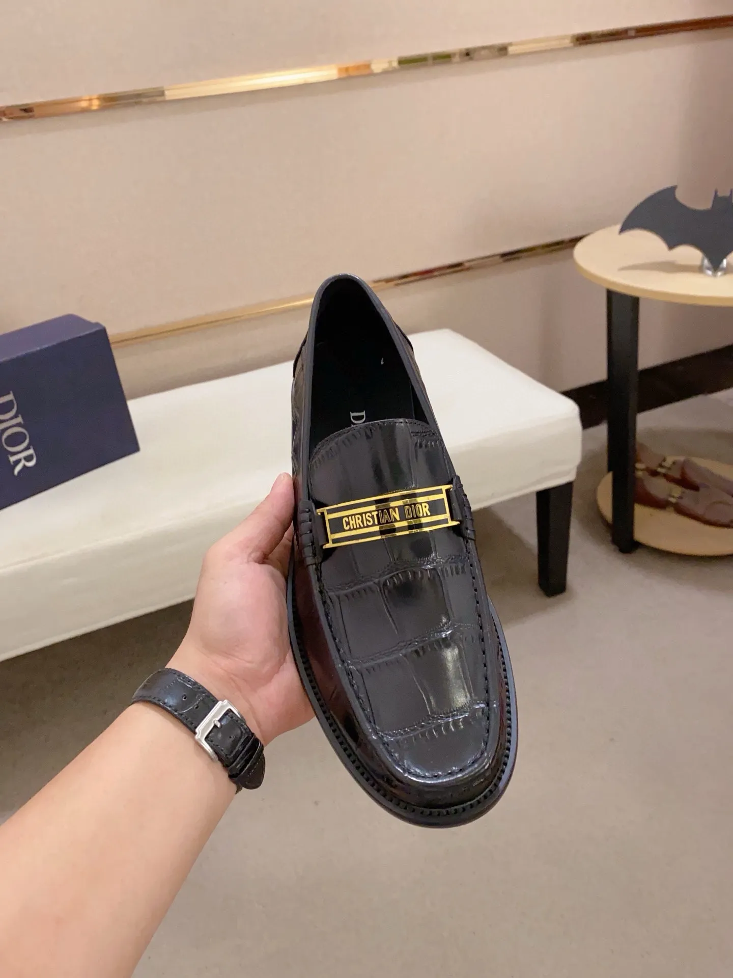 Men's shoes 💰: 560💰 High-end version of Dior Dior's new series. Famous actors and internet celebrities wear super popular designs. The sculptures of French artist Niki de Saint Phalle are designed as rings. Material: Imported original material ➕Painted cowhide Foot pads: cowhide Outsole: Rubber outsole Men's shoe size: 38~44 Can be customized to size 45